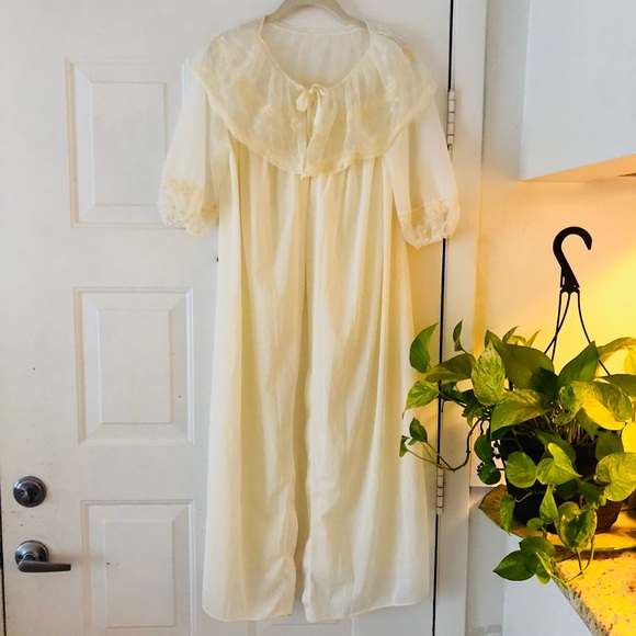 VINTAGE VICTORIAN STYLE CREAM ROBE - Picture 1 of 8